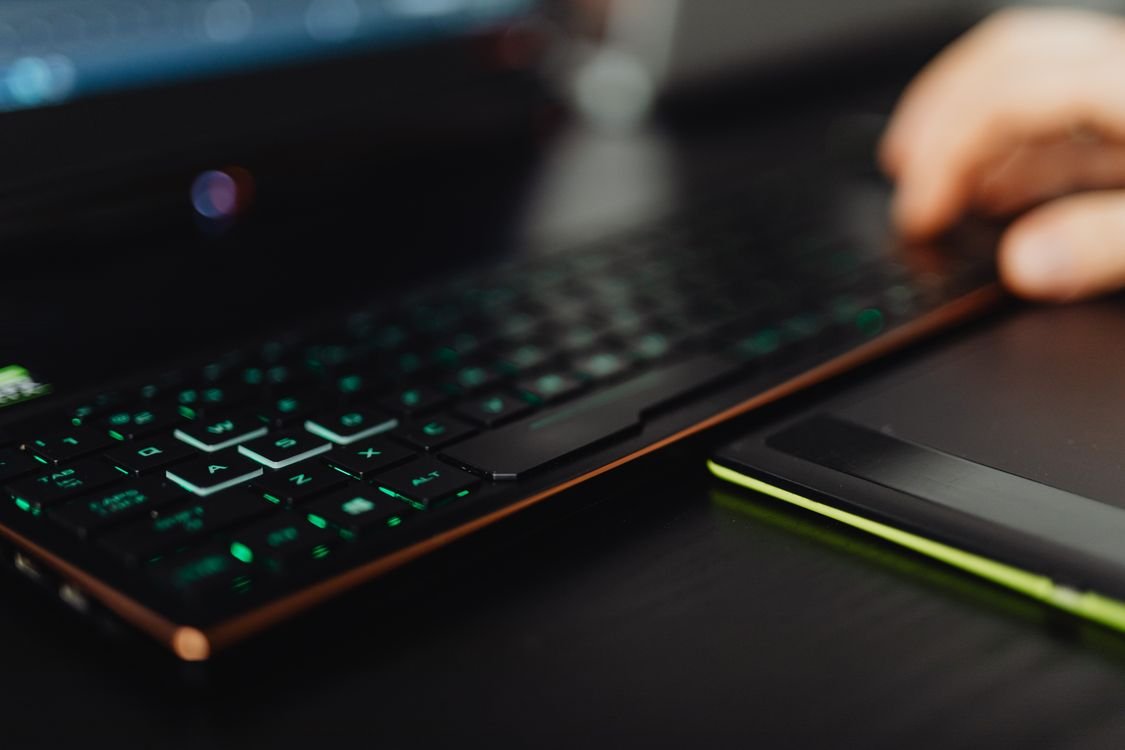 ASUS ROG Zephyrus G16 (2025) RTX 5080 Review: The Luxury Thin-and-Light