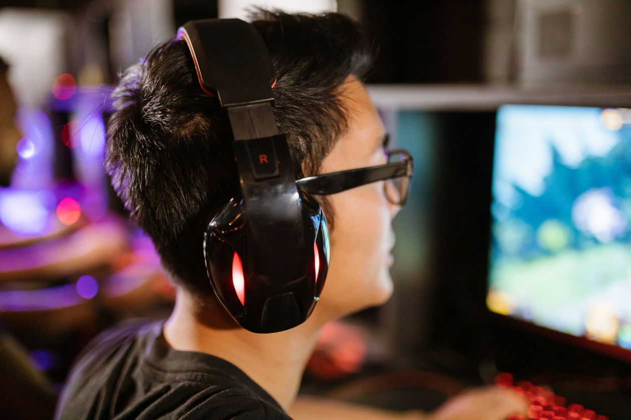 ASUS ROG Strix G16 (2026) RTX 5060 Review: Overkill CPU, Entry GPU